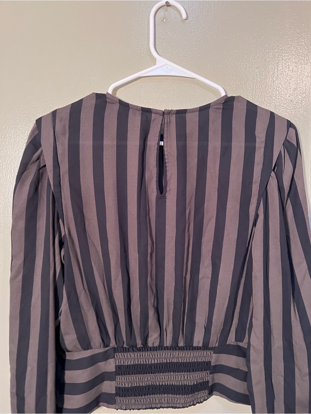 Express Women’s Size Medium Cropped Blouse Olive Green Black Stripes Puff Long - Picture 7 of 9